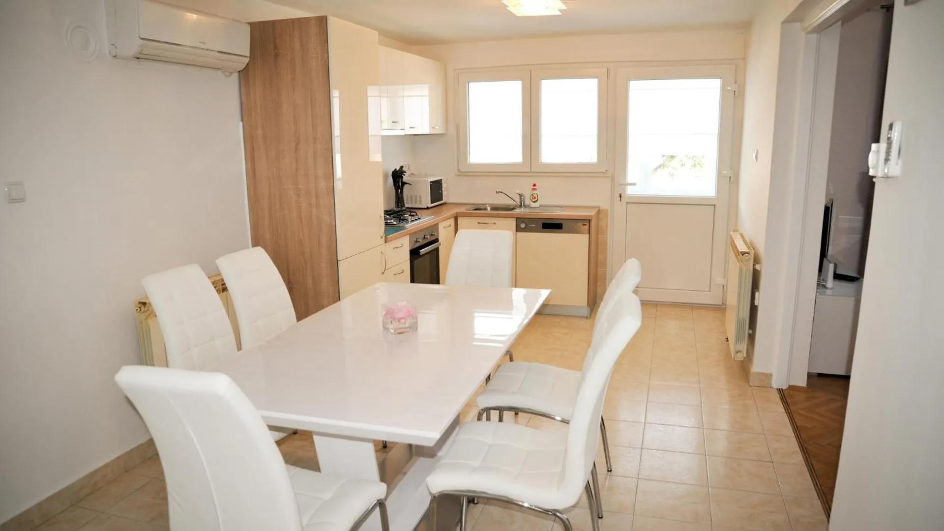 Apartmani I Sobe Lidija Lopar Guest house